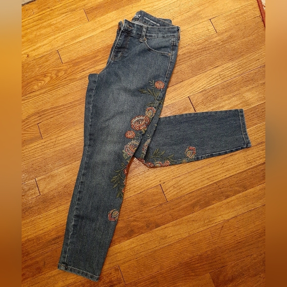 Style & Co embroidered jeans - Picture 5 of 13